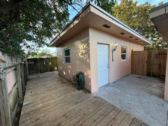 450 NW 43rd Pl in Miami, FL - Building Photo - Building Photo