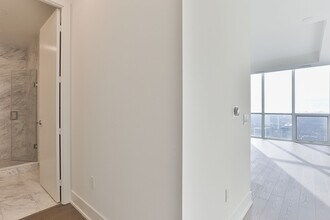 1 Yorkville Ave in Toronto, ON - Building Photo - Building Photo