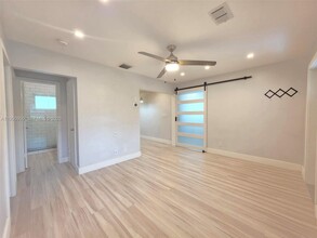 250 NE 42nd St in Oakland Park, FL - Building Photo - Building Photo