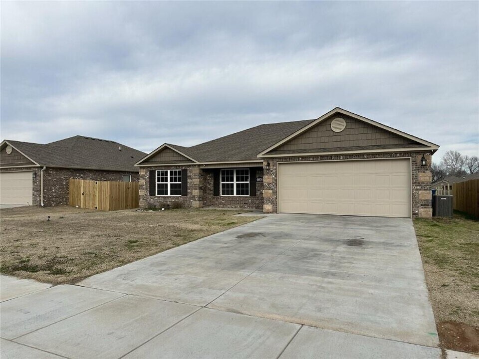 6801 SW Pilgrim Rd in Bentonville, AR - Building Photo