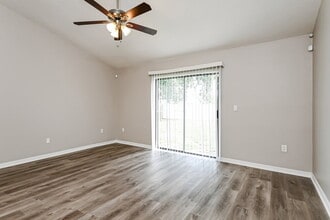 351 Montgomery Ct in Kissimmee, FL - Foto de edificio - Building Photo