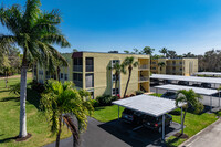 1057 Forest Lakes Dr in Naples, FL - Foto de edificio - Building Photo