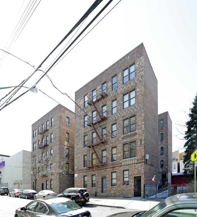 678 E 225th St in Bronx, NY - Building Photo