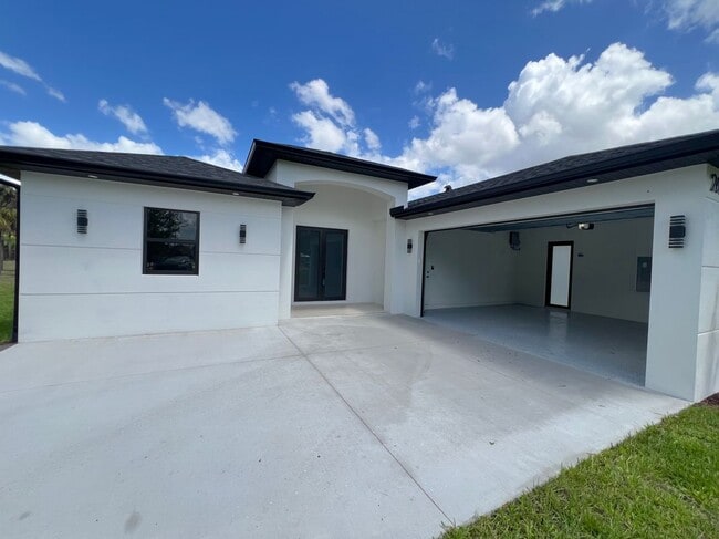 2657 2nd Ave SE in Naples, FL - Foto de edificio - Building Photo