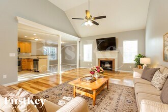 1270 Chapmans Retreat Dr, Unit 0615 in Spring Hill, TN - Foto de edificio - Building Photo