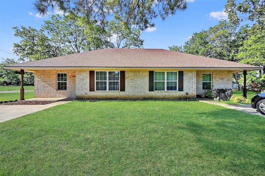 712 Seven Oaks Rd in Bonham, TX - Foto de edificio