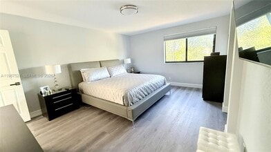 1392 Canary Island Dr in Weston, FL - Foto de edificio - Building Photo