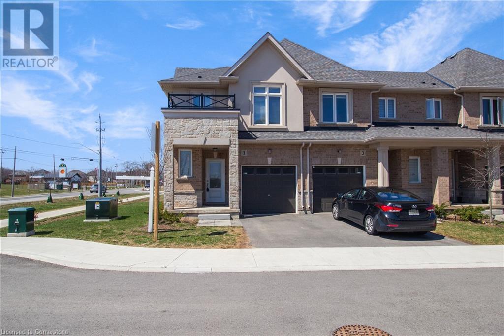 1 Mockingbird Ln in Stoney Creek, ON - Building Photo