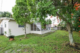 2430 NW 81st Ave in Sunrise, FL - Building Photo - Building Photo