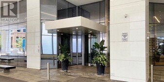 100 Harbour St in Toronto, ON - Building Photo