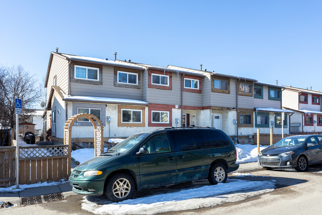 5527 1 Av SE in Calgary, AB - Building Photo - Building Photo