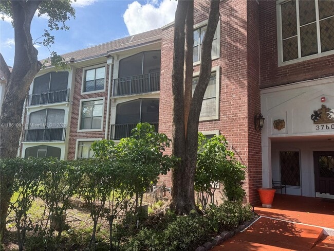 property at 3760 Inverrary Dr