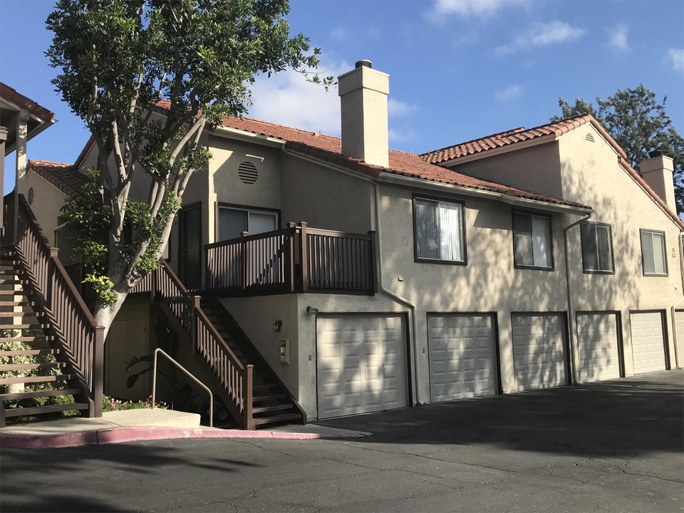 7704 Caminito Tingo in Carlsbad, CA - Foto de edificio