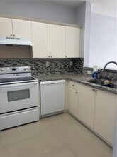 7250 NW 177th St in Hialeah, FL - Foto de edificio - Building Photo