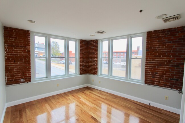 327 Main St in Fitchburg, MA - Building Photo - Building Photo