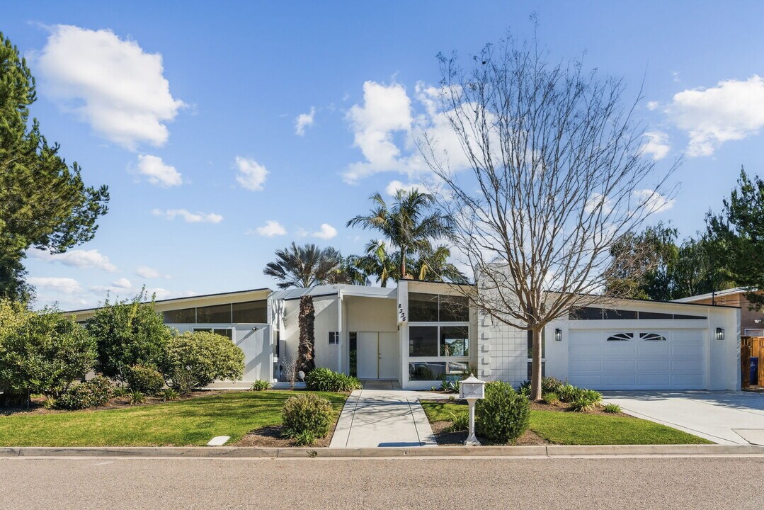 8335 Sugarman Dr in La Jolla, CA - Foto de edificio