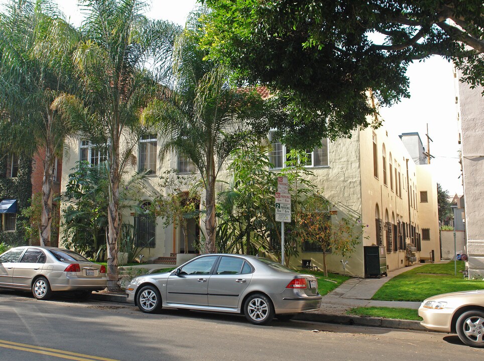 607 S Cloverdale Ave in Los Angeles, CA - Foto de edificio