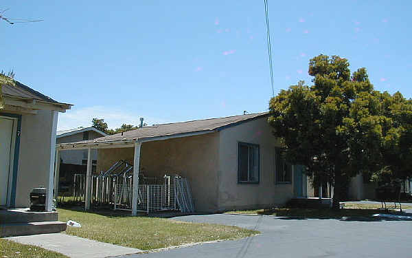 235 E Coolidge Ave in Modesto, CA - Foto de edificio