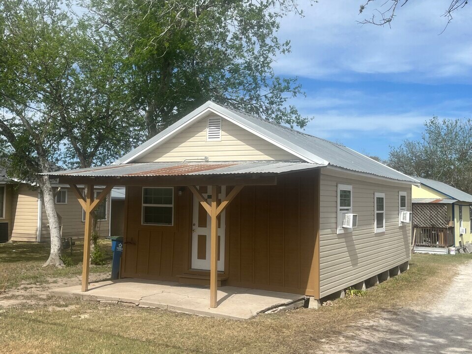 806 N Berry St in Beeville, TX - Building Photo