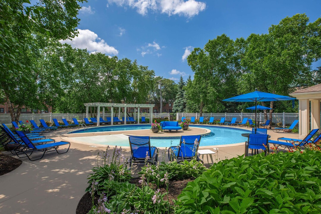 Huntington Parc Townhomes in Oak Park, MI - Foto de edificio