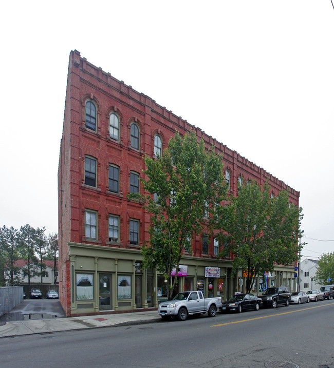 East Main Mews in Bridgeport, CT - Foto de edificio - Building Photo