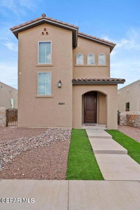 4541 Mark Avizo in El Paso, TX - Building Photo
