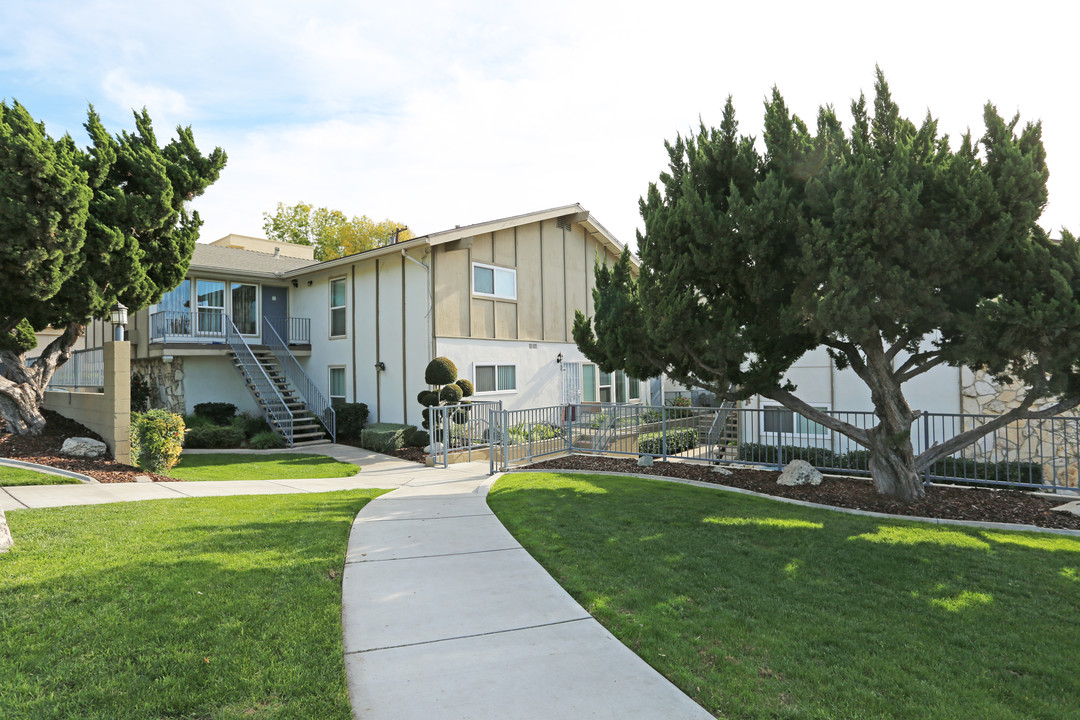 Imperial Terrace in Brea, CA - Foto de edificio