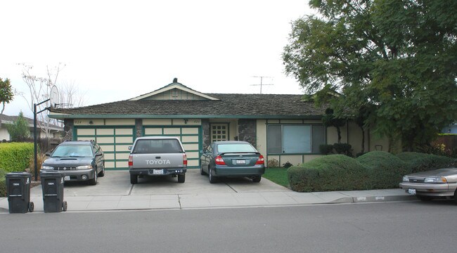 824 Moraga Dr in Mountain View, CA - Foto de edificio - Building Photo