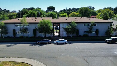 7734 Brentwood Dr in Stockton, CA - Foto de edificio - Building Photo
