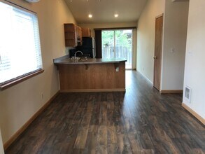 2112 SW 19th St in Redmond, OR - Foto de edificio - Building Photo