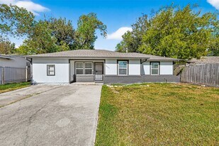 5635 Belarbor St in Houston, TX - Building Photo