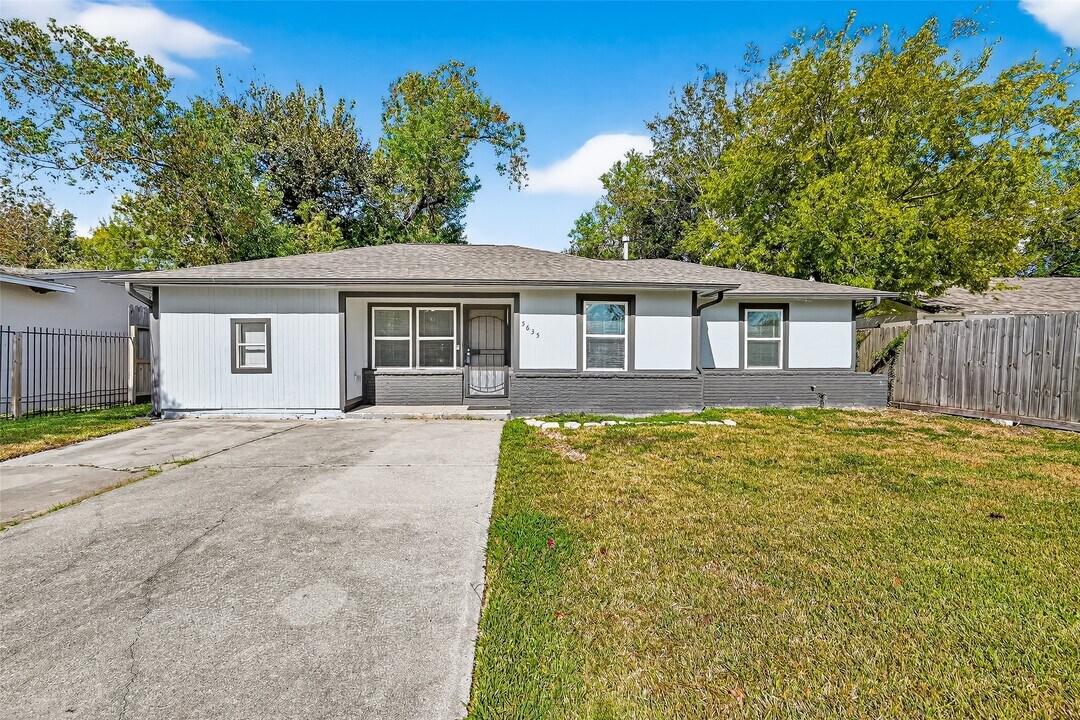 5635 Belarbor St in Houston, TX - Building Photo