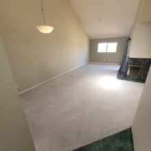 939 Laurel St, Unit 208 in San Carlos, CA - Building Photo - Building Photo