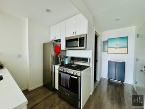 11-28 31st Dr-Unit -4B in Queens, NY - Building Photo - Building Photo