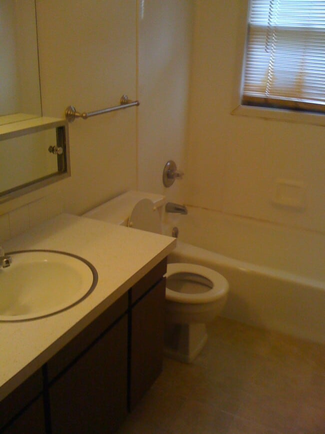 3403 15th Ave, Unit 4 in Rock Island, IL - Building Photo - Building Photo