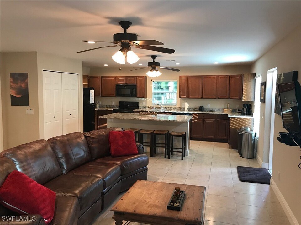 6140 Standing Oaks Ln in Naples, FL - Foto de edificio