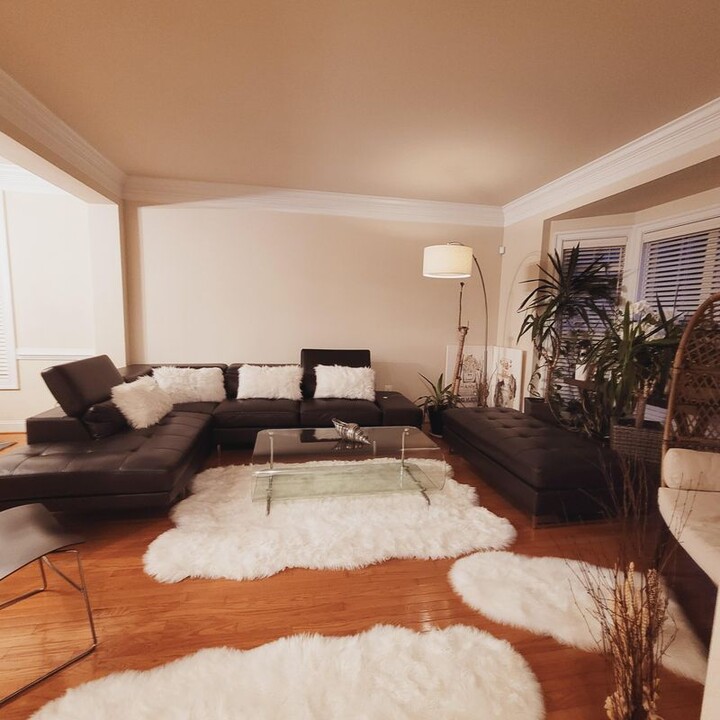 8563 Mazzello Pl in Springfield, VA - Building Photo