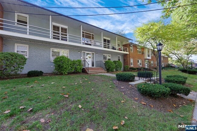 25- 18 High St in Fair Lawn, NJ - Building Photo - Building Photo