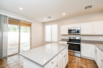 7014 E Kiva Ave in Mesa, AZ - Foto de edificio - Building Photo