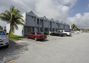 Lagomar at Lake Belle in Hialeah, FL - Building Photo - Building Photo