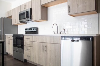 503 E Stoughton in Champaign, IL - Building Photo - Interior Photo