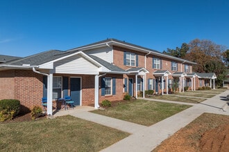 Castlewood Apartments in Huntsville, AL - Foto de edificio - Building Photo