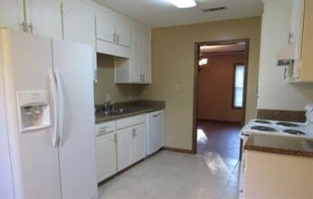 138 Valleyview Dr in Enterprise, AL - Foto de edificio - Building Photo