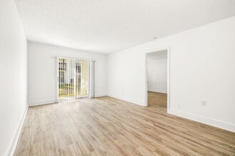 Skye Oaks in Brandon, FL - Foto de edificio - Building Photo