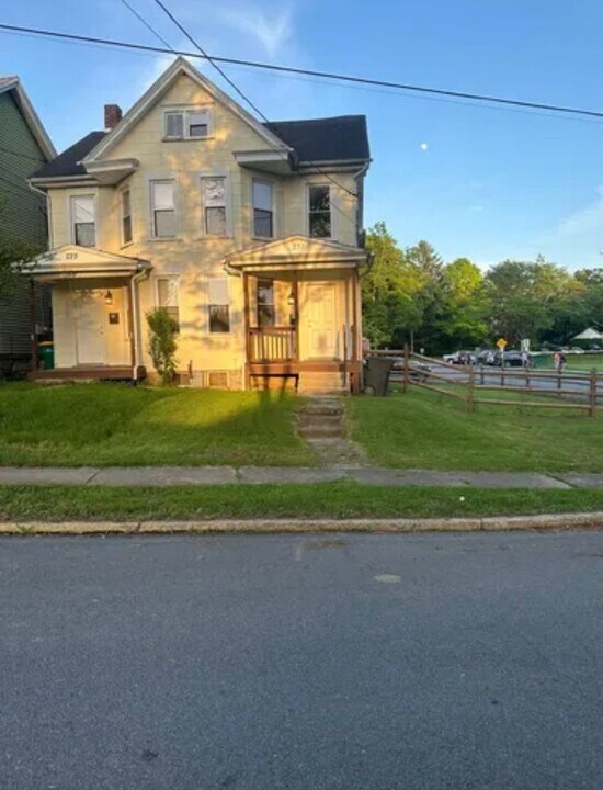 229-231 S Broad St in Waynesboro, PA - Building Photo