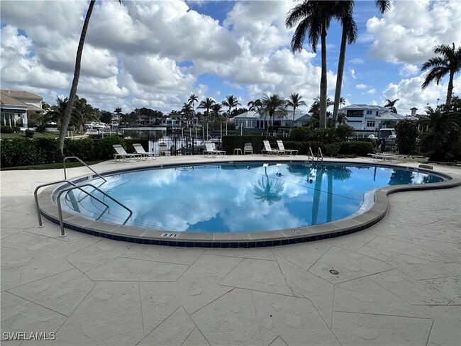 property at 2150 Gulf Shore Blvd N