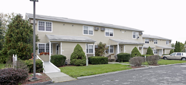 Cherry Hill Townhouses in Poughkeepsie, NY - Building Photo - Building Photo