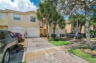 6373 Landings Way in Tamarac, FL - Building Photo - Building Photo