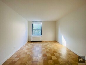 W 87th St in New York, NY - Building Photo - Building Photo