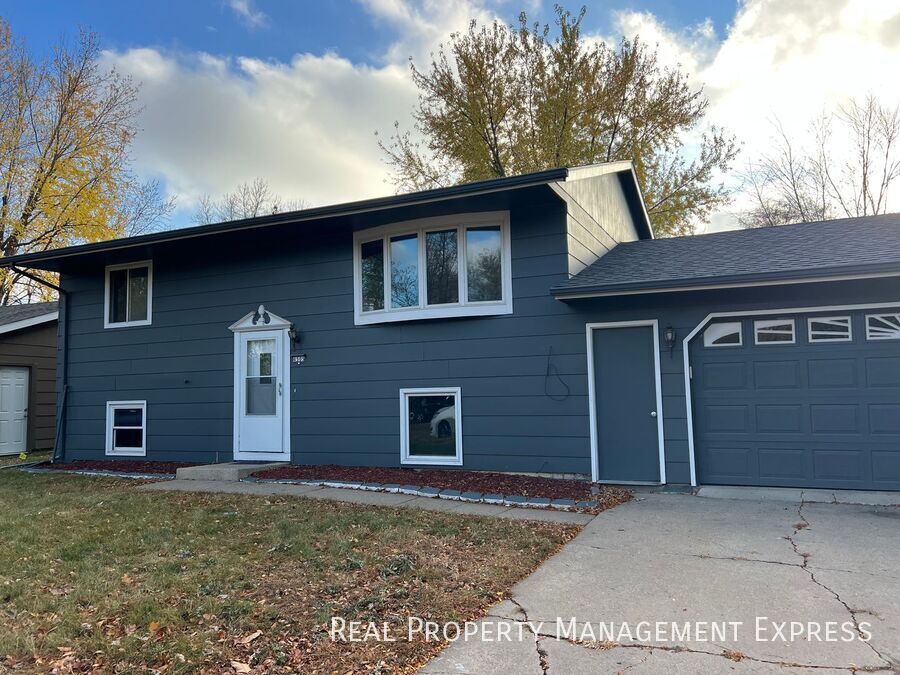 4 bed 2 bath home with attached garage! in Sioux Falls, SD - Building Photo